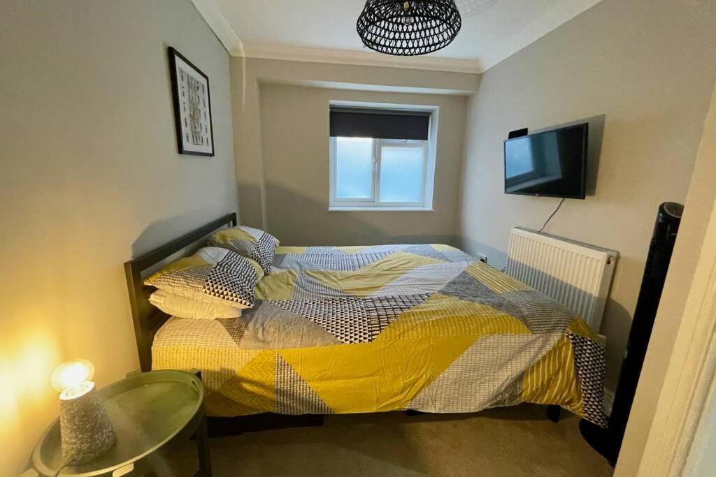 Stylish Modern Two Bedroom Apartment With Garden คาร์ดิฟฟ์ ภายนอก รูปภาพ
