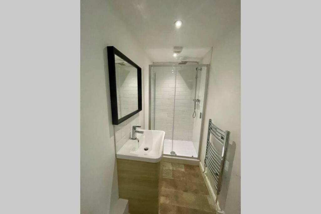 Stylish Modern Two Bedroom Apartment With Garden คาร์ดิฟฟ์ ภายนอก รูปภาพ