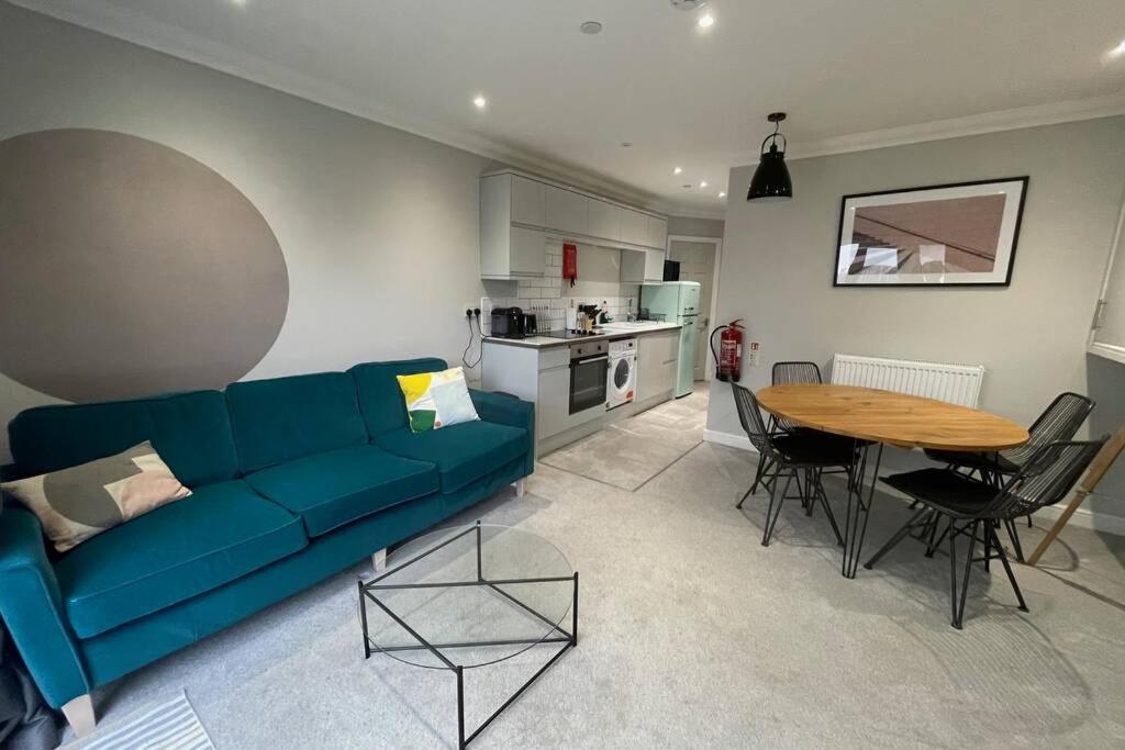 Stylish Modern Two Bedroom Apartment With Garden คาร์ดิฟฟ์ ภายนอก รูปภาพ